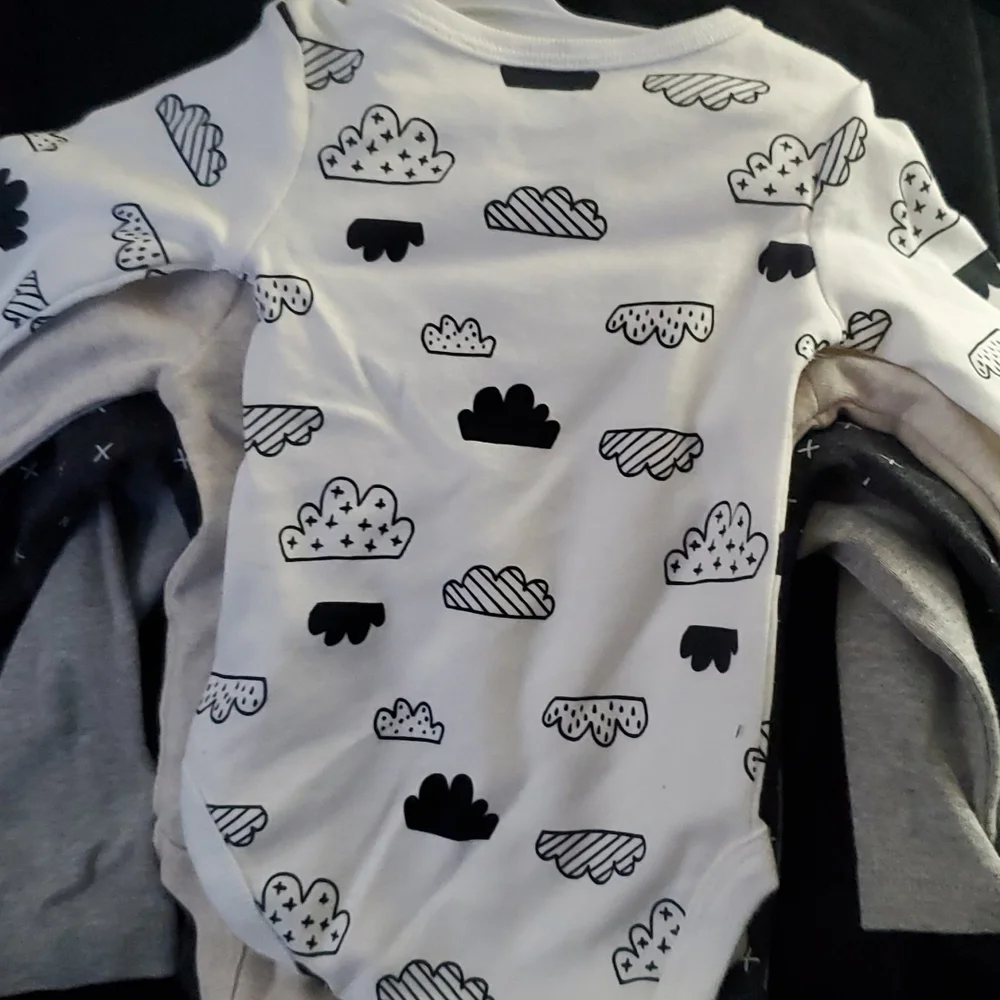 Newborn Long sleeve 4 pack onsies New With Tag. - Picture 4 of 4